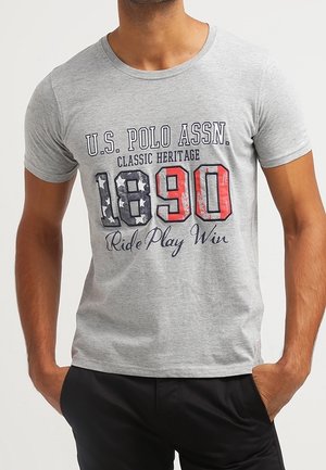 Graues Baumwoll-T-Shirt mit einem mehrfarbigen Grafikdruck mit der Aufschrift „U.S. Polo Assn.“ und „1890“ in Rot, Weiß und Blau im Vintage-Stil.