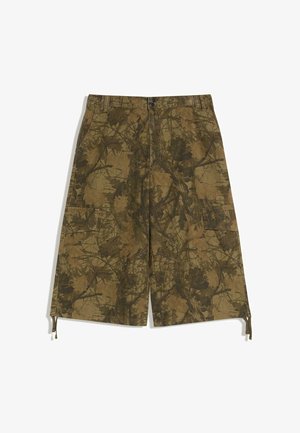 Shorts cargo camouflage marron et vert avec poches latérales et cordons réglables à l'ourlet.