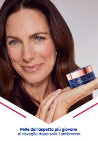Barattolo di crema NIVEA Cellular Expert Lift con base blu navy e dettagli in oro rosa. Una mano sostiene il barattolo, mettendo in evidenza una pelle liscia e una luce naturale.