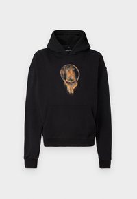Hoodie preto com bolso canguru frontal e logótipo circular no peito, parecendo estar envolto em chamas laranjas.