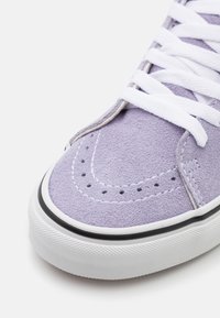 Paarse suède sneakers met witte veters, ronde neus, zwarte accenten en een gestructureerde witte rubberen zool. Bevat gestikte details en ventilatiegaten.