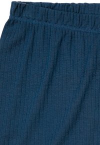Donkerblauwe ribstof met een gerimpelde elastische tailleband. Heeft verticale lijnen in een zachte textuur. Geschikt voor casual draag.
