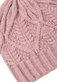 Kootud roosa beanie, millel on tekstuuriga sooned ja ribaga äär. Pehme ja paks lõng lisab disainile sügavust, andes sellele mugava välimuse.