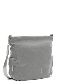 Bolso cruzado de tela texturizada gris con correa de hombro ajustable y pequeños bolsillos laterales, presentado sobre fondo blanco.