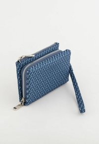 Portofel modelat în nuanțe de albastru, realizat dintr-un material textil moale, având două compartimente cu fermoar, accesorii din argint și o curea pentru încheietura mâinii, pentru o transportare ușoară.