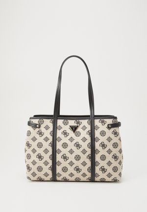 Beige-schwarze Guess-Shopper-Tasche mit wiederholtem Logo-Muster, schwarzen Griffen und dreieckiger Guess-Logoplatte auf der Vorderseite in der Mitte.