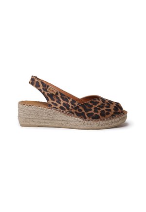 Leoparda raksta espadrila ar kāju augstumu, atvērto purngalu, jutu apvilktu papēdi un siksniņu aizdarei. Iezīmēta ar struktūrētu audumu un brūnu ādas iekšzoli.