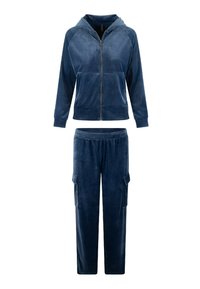 Survêtement en velours bleu marine avec une veste à capuche zippée et un pantalon cargo assorti comportant des poches latérales et une texture lisse.