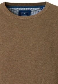 Brauner Strickpullover mit geripptem Rundhalsausschnitt und subtiler Textur. Der Innenkragen hat ein blau-weißes Streifenmuster. Das Etikett zeigt "REDMOND".
