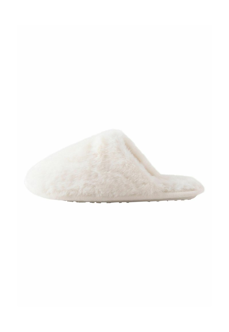 Pantoufle blanche en peluche avec une texture douce et duveteuse, à dos ouvert et semelle plate, dotée d'un fond antidérapant pour plus de sécurité.