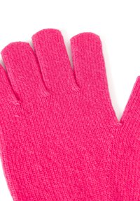 Růžová pletená rukavice se třemi prsty, textura látky a žebrovaný vzor. Otvory pro prsty poskytují obratnost a úchop.