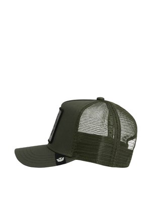 Gorra trucker verde oliva con panel frontal sólido, parte trasera de malla, visera curva y una pequeña etiqueta con logo negro en el lateral.