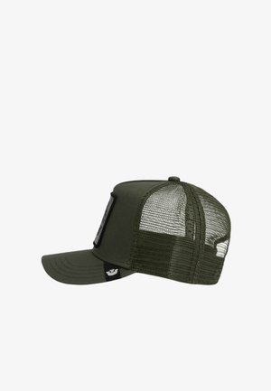 Gorra trucker verde oliva con panel frontal sólido, parte trasera de malla, visera curva y una pequeña etiqueta con logo negro en el lateral.