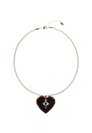 Collier en chaîne torsadée argentée avec un grand pendentif en forme de cœur noir, orné de perles orange et d'un détail en forme d'œil au centre.