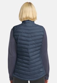 Marineblauer Pufferwesten mit horizontaler Chevron-Nähten, hohem Kragen und weicher Textur. Die Rückansicht zeigt das ärmellose Design und Schulterakzente.