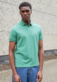 Tommy Hilfiger REGULAR - Polo - central green