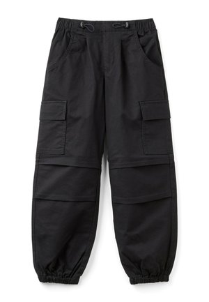 Pantalon cargo noir avec taille et poignets élastiques, poches avant et grandes poches à rabat sur les cuisses.