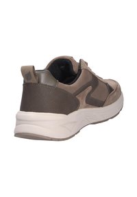 Chaussure de sport marron avec un mélange de suède et de cuir texturé. Semelle intermédiaire épaisse blanche, col rembourré et une languette à l'arrière pour un enfilage facile.