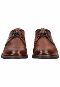 Scarpe eleganti in pelle marrone con una foggia perforata, lacci neri, punta rotonda e suola piana in gomma nera.
