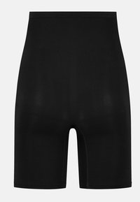 Shorts neri a vita alta modellanti realizzati in tessuto elastico, con una texture liscia e un design senza cuciture, adatti per essere indossati a strati.