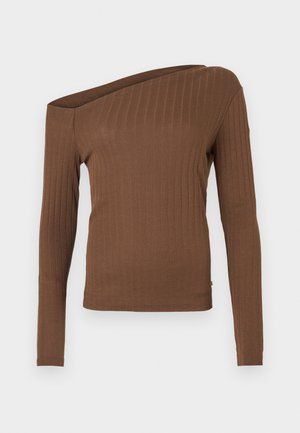 Top de manga larga marrón con diseño de hombros descubiertos. Fabricado en un tejido elástico con una textura suave y una silueta ajustada.