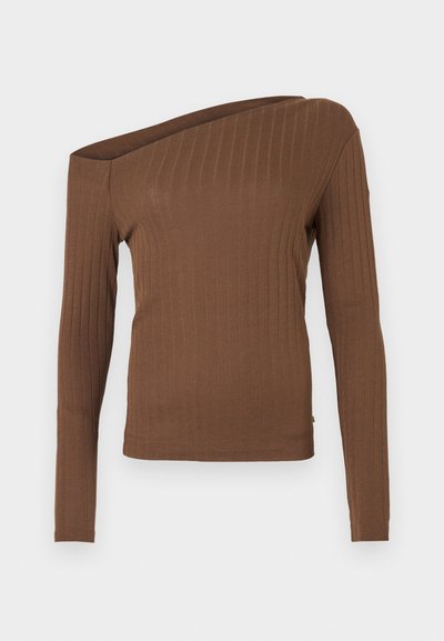 Bruine geribbelde lange mouw top met een off-shoulder ontwerp. Gemaakt van rekbare stof met een gladde textuur en een aansluitende pasvorm.