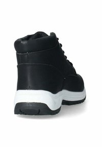 Scarpa sneaker alta nera con tomaia in pelle texturizzata, suola intermedia bianca e suola esterna in gomma nera. Caratterizzata da chiusura con lacci e colletto imbottito.