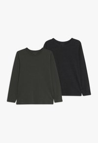 Zwei langärmlige T-Shirts: eines in dunkelgrün und das andere in dunkelgrau. Beide haben einen runden Halsausschnitt und Knopfakzente an den Ärmeln. Weicher Stoff.