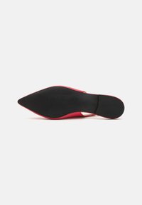 Sapato de salto alto vermelho brilhante com bico pontudo, parte superior em couro suave e sola de borracha preta. Design minimalista, sem hardware visível ou padrões.