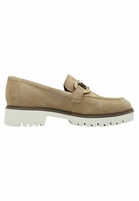 Beige suede instapschoenen met een ronde neus, voorzien van een decoratieve gesp en een witte, stevige rubberen zool met grippatronen.