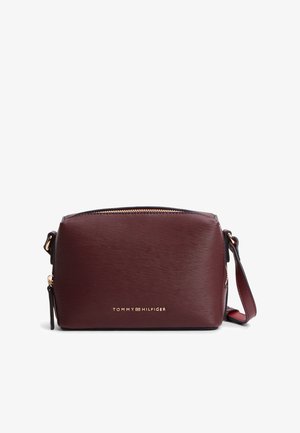 Tommy Hilfiger, MODERN METALLIC LOGO TEXTURED CAMERA BAG - Чанта за носене през рамо - bordeaux