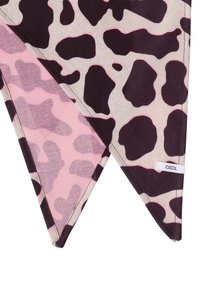 Trekantet tørklæde med en beige baggrund, der har et pink og brunt ko-print mønster. Inkluderer et lille mærke med teksten "CECIL."