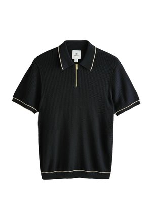 Črna polo majica s kratkimi rokavi z teksturiranim vzorcem, zadrgo pri ovratniku in kremnimi obrobami okoli ovratnika in rokavov.