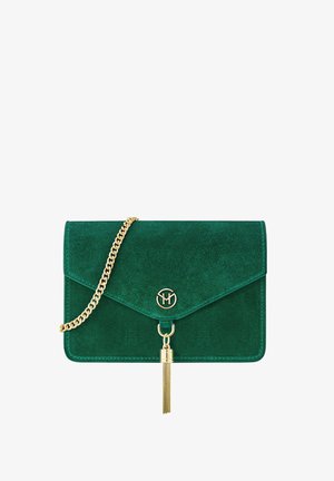 Clutch de ante verde con una cadena dorada, que presenta un borlas de latón y un detalle de logo circular. Diseño con solapa y bordes limpios.