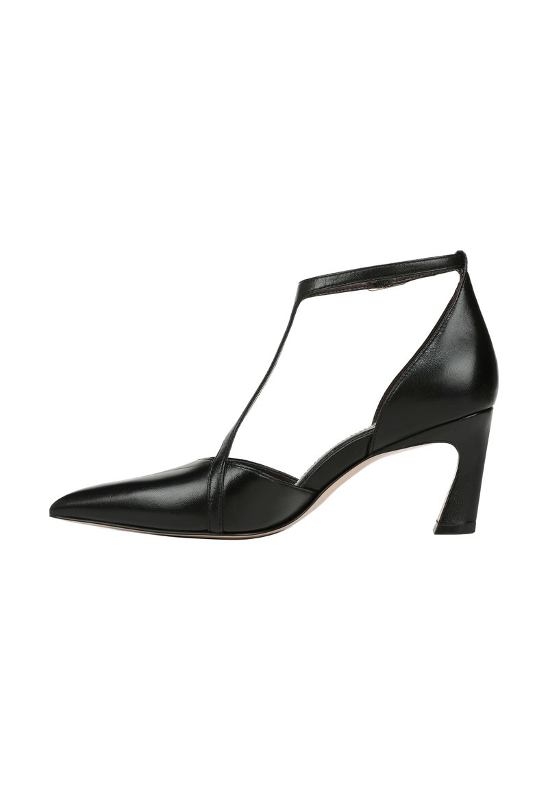 Chaussure à talon haut en cuir noir avec un bout pointu, design à lanière T, et un talon bloc de hauteur intermédiaire. Texture lisse avec des accents minimalistes.