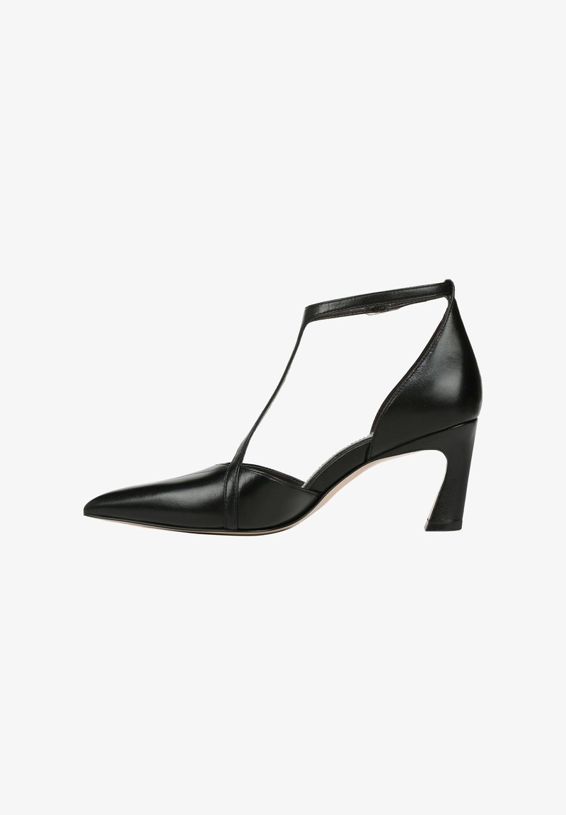Chaussure à talon haut en cuir noir avec un bout pointu, design à lanière T, et un talon bloc de hauteur intermédiaire. Texture lisse avec des accents minimalistes.