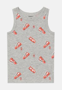 Siva brezrokavnik s potiskom rdečih gasilskih tovornjakov in hidrantov. Izdelan je iz mehkega bombažnega materiala z gladko teksturo.