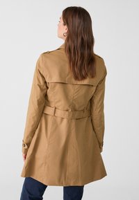 Stradivarius Trenčkot - ochre