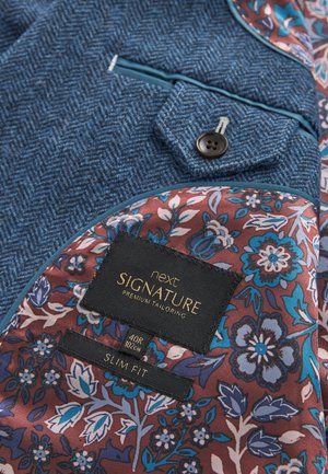 Sinine kalaalu aken, millel on mustriline burgundia sisekate. Omab musta nuppu, suuruse 40R etikette ning "Slim Fit" disaini.