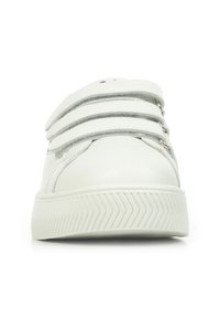 Witte sneaker met een glad leren buitenkant, drie klittenbandsluitingen en een gestructureerde rubberen zool met een visgraatpatroon. Minimaal versieringen.
