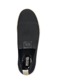 Scarpa nera in maglia slip-on con tomaia testurizzata, suola in gomma bianca e un accento metallico sul tallone. Presenta un dettaglio del logo all'interno.