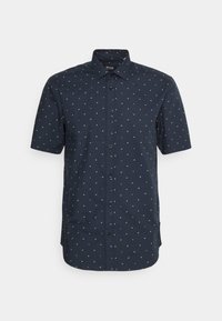 Camicia a maniche corte con bottoni in tessuto blu navy, caratterizzata da un motivo geometrico ripetitivo in rosso e bianco. Presenta un colletto e cinque bottoni.