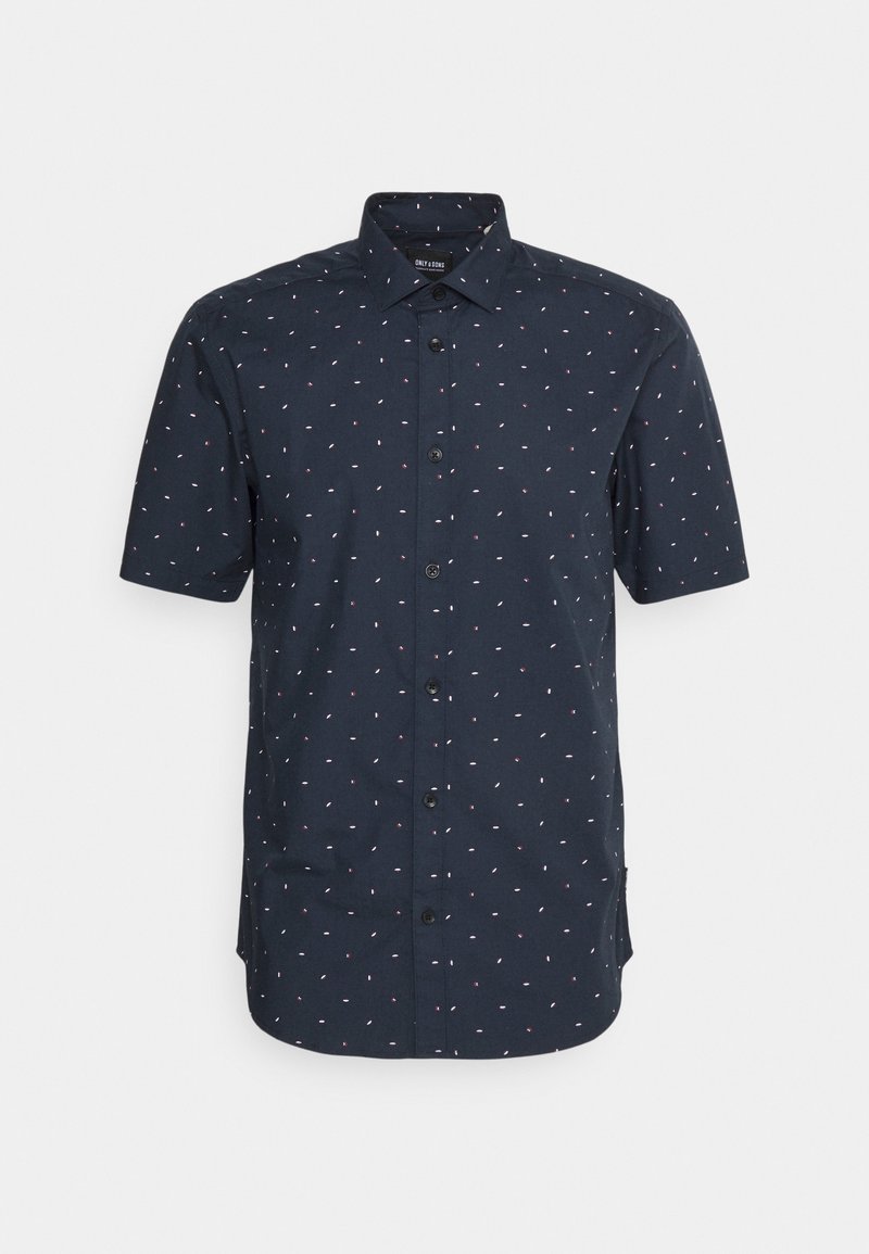 Camicia a maniche corte con bottoni in tessuto blu navy, caratterizzata da un motivo geometrico ripetitivo in rosso e bianco. Presenta un colletto e cinque bottoni.