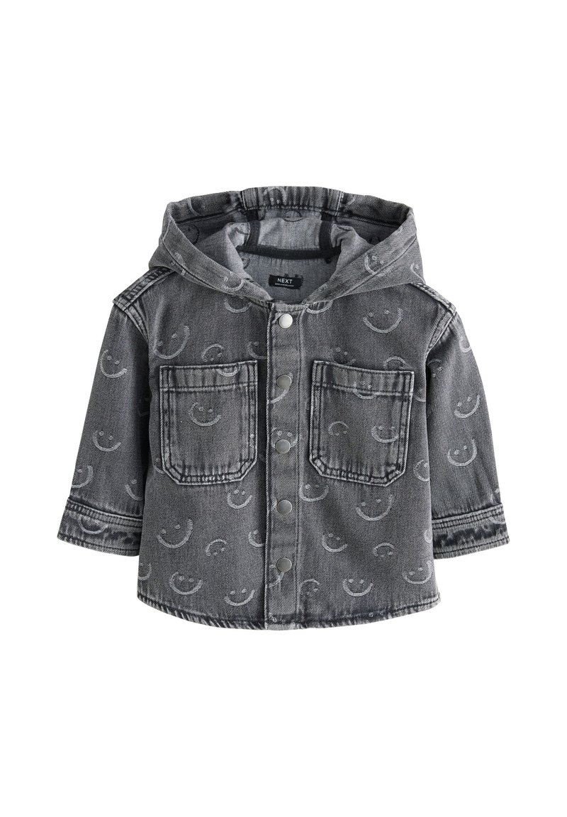 Giacca di jeans grigia con cappuccio, caratterizzata da un delicato motivo a faccina sorridente, due tasche frontali e chiusura con bottoni a pressione.