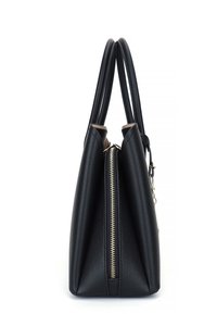 Sac fourre-tout en cuir noir avec une finition texturée, deux poignées supérieures et une fermeture éclair dorée sur le devant. Conception spacieuse et angulaire.