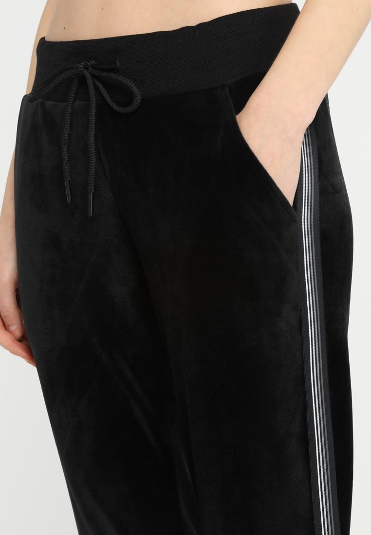 Hunkemöller SLIM PANT VELOUR Joggebukse blacksvart Hunkemöller SLIM PANT VELOUR Joggebukse blacksvart