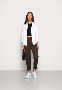 YAS YASAZORI CROPPED PANT - Calças - pinecone/black