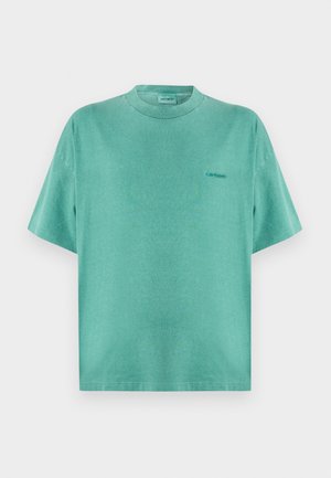 Μέντα πράσινο κοντομάνικο T-shirt με στρογγυλή λαιμόκοψη και μικρό κεντημένο λογότυπο στο αριστερό στήθος, εμφανιζόμενο σε απλό λευκό φόντο.