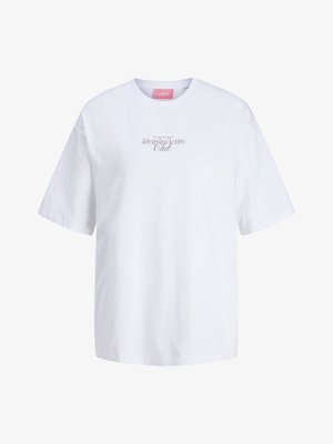 Bílé tričko s krátkými rukávy a kulatým výstřihem, na hrudi malé fialové a černé textové logo "Matcha Latte Club" a růžová štítek na krku.