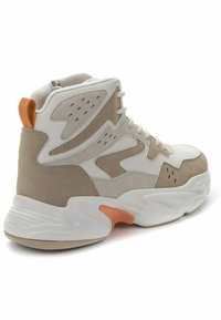 Sneaker alta in materiali bianchi e beige, caratterizzata da una tomaia testurizzata, un accento arancione e un design della suola spesso e curvato.